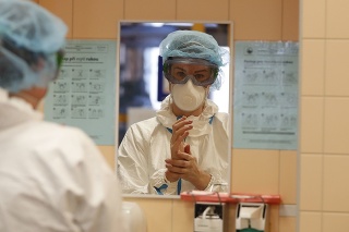 Zdravotníčka z JISky v pražskej nemocnici na archívnej snímke zo 7. apríla 2020.