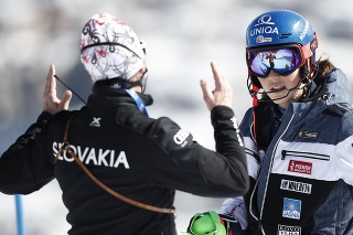 Slovenská lyžiarka Petra Vlhová počúva svojho trénera Livia Magoniho pred 2. kolom slalomu žien na majstrovstvách sveta v alpskom lyžovaní v talianskom stredisku Cortina d'Ampezzo 20. februára 2021.