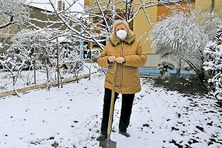 Zuzana (69) chcela pohnojiť a porýľovať záhradu, musí však čakať.