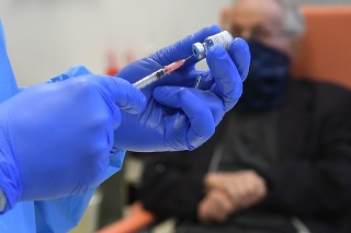 Prvé očkovanie proti ochoreniu COVID-19 v priestoroch Univerzitnej nemocnice L. Pasteura (UNLP) v Košiciach 27. decembra 2020.