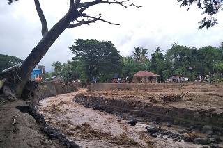Obyvatelia  v dedine postihnutej povodňami na ostrove Adonara v Indonézii 