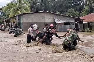 Záplavy spôsobené prívalovým dažďom spôsobili spúšť na ostrovoch tiahnucich sa od Flores v Indonézii až po Východný Timor.
