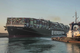 Uviaznutú nákladnú loď MV Ever Given v Suezskom prieplave sa po takmer týždni podarilo uvoľniť. 
