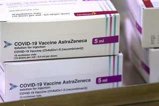 Na archívnej snímke z 2. januára 2021 krabice s vakcínou britsko-švédskej firmy AstraZeneca