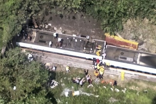  Vykoľajenie vlaku si zrejme vyžiadalo desiatky mŕtvych a zranených.