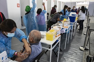 Očkovanie proti COVID-19 v meste Santiago v Chile. 