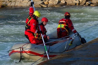 Hasiči osoby v rieke vyhľadávali pomocou lanovej techniky.