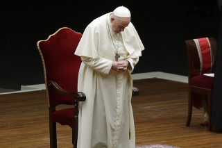 Pápež František prichádza na obrad Krížovej cesty na Námestí sv. Petra bez veriacich kvôli pandémii.