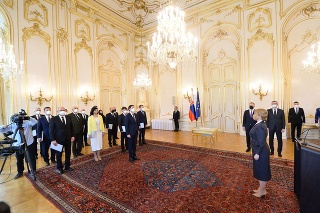 Prezidentka SR Zuzana Čaputová a členovia novej vlády SR počas vymenovania novej vlády SR v Prezidentskom paláci 1. apríla 2021