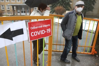Na snímke odberné miesto Základnej školy v Radvani počas skríningového testovania obyvateľov na ochorenie covid-19 v Banskej Bystrici 23. januára 2021.