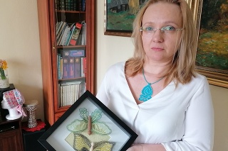 Andrea Kanoczová so svojimi paličkovanými motýľmi z pripravovanej jarnej kolekcie V zelenom háji.
