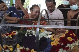 Ľudia si kvetmi pripomínajú obete násilných zásahov mjanmarskej armády.