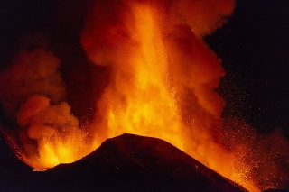 Chŕlenie lávy zo sopky Etna neďaleko Catanie.