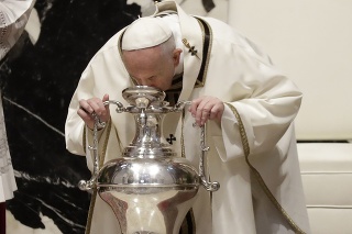 Pápež František fúka do amfory obsahujúcej svätý olej počas Omše svätenia olejov na Zelený štvrtokv Bazilike svätého Petra vo Vatikáne vo štvrtok 1. apríla 2021.