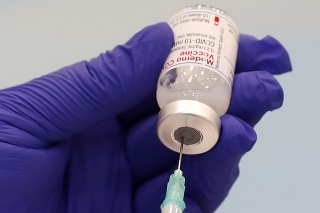 Seniori a chronicky chorí sa majú očkovať vakcínami Pfizeru a Moderny.