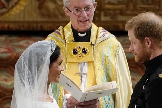 Princ Harry, vľavo nevesta Meghan, uprostred arcibiskup z Canterbury Justin Welby počas manželského sľubu v rámci sobášneho ceremoniálu v Kaplnke sv. Juraja.
