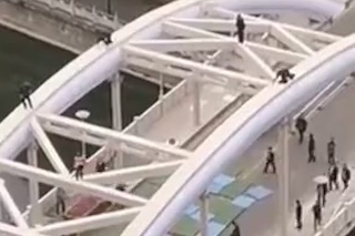 Mysleli si, že ide o samovraždu: Šialené, čo robila žena na konštrukcii mosta priamo pred očami policajtov