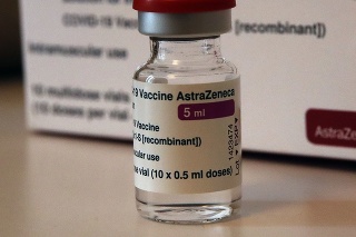 Ampulka s vakcínou proti ochoreniu covid-19 od spoločnosti AstraZeneca