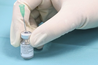 Izrael skúmal účinnosť prvej dávky vakcíny Pfizer/BioNTech.