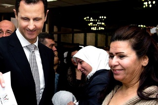 Na archívnej snímke z 13. apríla 2016 sýrsky prezident Bašár Asad a jeho manželka Asma