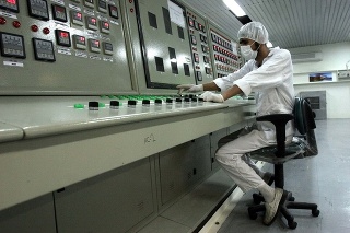 Na archívnej snímke z 3. februára 2007 pracovník komplexu na konverziu uránu.