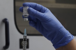 Vedec s vakcínou proti ochoreniu COVID-19 od americkej farmaceutickej spoločnosti Novavax počas tretej fázy klinických testov v Londýne.