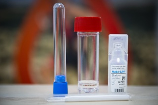 Na snímke PCR test metódou odberu formou kloktania.