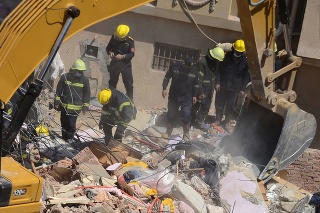 Najmenej 18 ľudí prišlo o život po zrútení obytnej budovy v Káhire.