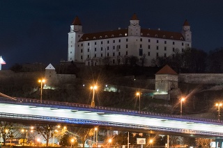 Bratislavský hrad sa zahalil do tmy. 