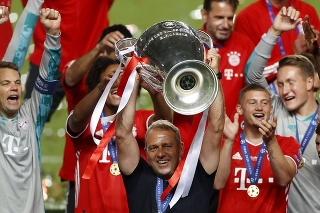 Takto sa z ušatej trofeje tešili vlani futbalisti Bayernu Mníchov.