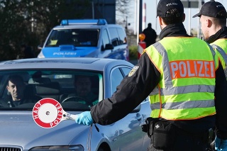 Policajti počas kontroly na nemecko-francúzskom hraničnom priechode v nemeckom meste Kehl. (archívne foto)
