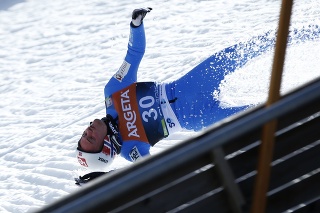 Na snímke nórsky skokan na lyžiach Daniel-André Tande padá v skúšobnom kole pred súťažou Svetového pohára.