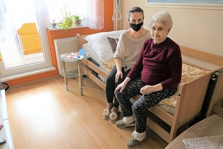 Seniorka Anna (83) potrebuje nepretržitú starostlivosť. Ujala sa jej vnučka Katarína (38).