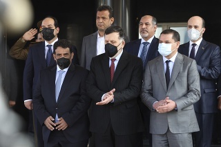 Líbyjský premiér Abdal Hamíd Dubajba (vpredu vľavo), bývalý líbyjský premiér s podporou OSN Fajíz Sarraj (uprostred) a  šéf novej vnútornej vládnej a prezidentskej rady Mohamed al-Menfi (vpravo) 