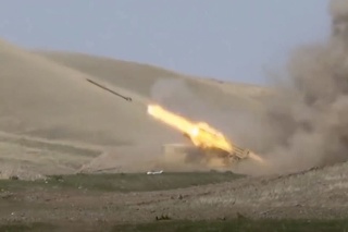 Na snímke z videa zverejnenom azerbajdžanským ministerstvom obrany azerbajdžanská raketa vystrelená z raketového systému počas bojov medzi arménskymi a azerbajdžanskými vojenskými jednotkami