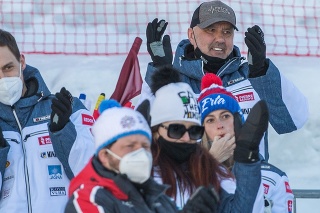 Na snímke rodina slovenskej lyžiarky Petry Vlhovej sa teší z víťazstva v obrovskom slalome Svetového pohára alpských lyžiarok, vpravo v pozadí otec Igor Vlha, v popredí uprostred mama Zuzana Vlhová a vľavo priateľ Michal.