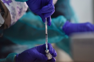 Príprava dávky vakcíny proti ochoreniu COVID-19 na začiatku očkovania na Slovensku.