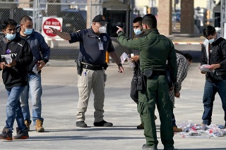 Mexiko presunulo k hraniciam s USA vojakov.