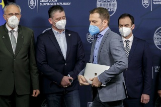 Na snímke druhý sprava predseda vlády SR Igor Matovič počas tlačového vyhlásenia hnutia OĽANO k aktuálnej politickej situácii v Bratislave 21. marca 2021.