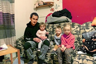 Rodina pevne drží spolu, zľava Štefan (36), Monika (1),  Marko (2) a Laura (7).