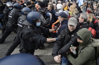Na proteste proti reštrikciám v Kasseli došlo k potýčkam