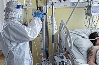 Slovenské nemocnice sú preplnené už niekoľko mesiacov a v mnohých sa zastavili plánované operácie