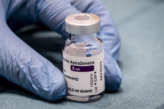 Ampulka s vakcínou od spoločnosti AstraZeneca počas príprav na očkovanie v Kodani.