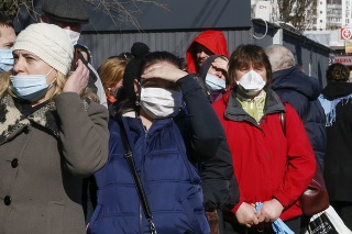 Pohľad na ľudí s ochrannými rúškami v Kyjeve