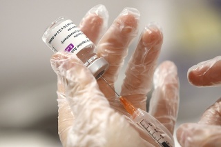 Taliansko schválilo vakcínu AstraZeneca u zdravých ľudí starších ako 65 rokov.