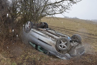 Vodič pod vplyvom alkoholu prevrátil automobil na strechu.