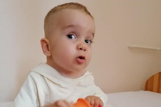 August 2020: Malý bojovník Alexko po podaní lieku.
