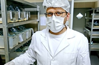 Veterinárny lekár Miroslav Ryzner s pokusnými myšami, ktoré sú uložené v tejto miestnosti v jednotlivých boxoch.