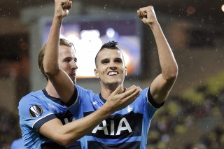 Hráč Tottenhamu Erik Lamela  (vpravo) oslavuje gól.