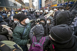 Násilie: V Nemecku aj v iných krajinách sa objavili protesty proti opatreniam.
